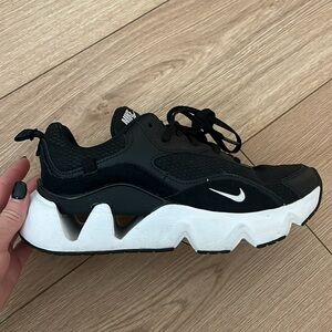 Nike black ryz 365